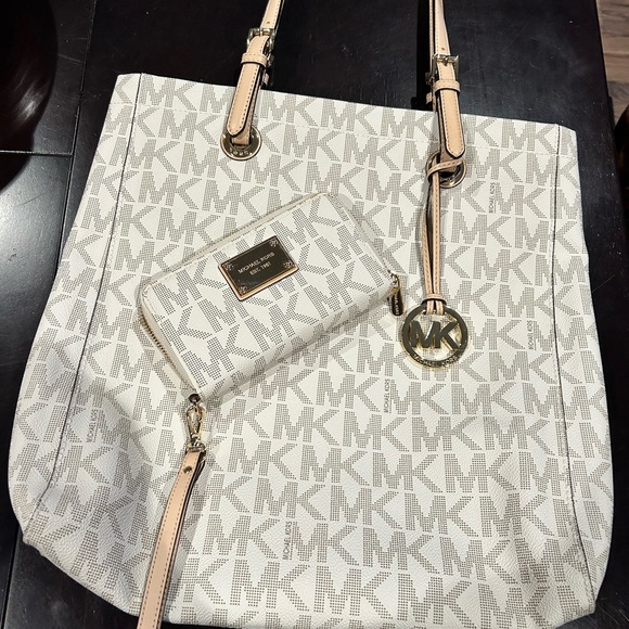 Michael Kors handbag w/matching wallet - Picture 8 of 9